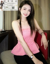 笑容帶點壞壞的甜，性感中藏著挑釁
