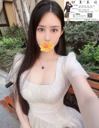 盛裝打扮騷氣滿滿地躺在床上