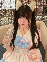 咖啡廳的小妹帶著甜美笑容
