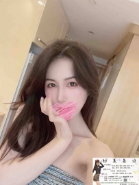 天在辦公室裡是位冷酷美女