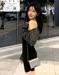 ：她嬌小活潑，健談又幽默